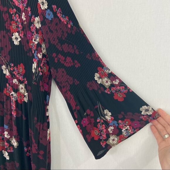 J. Jill Wherever Collection Accordion Pleated Floral Tunic Blouse size Small - Picture 3 of 8